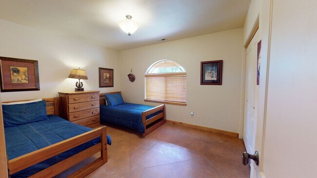 Building Photo - 3 Bedroom House by the Golf Course Fully Furnished