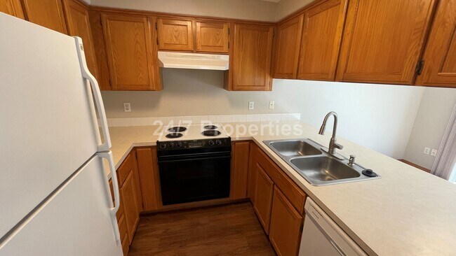 Building Photo - Spacious 3 BD | 2.5 BA Duplex - Beaverton/...