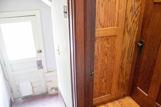 Building Photo - AVAILABLE FOR AUGUST 2026!  Large house ne...