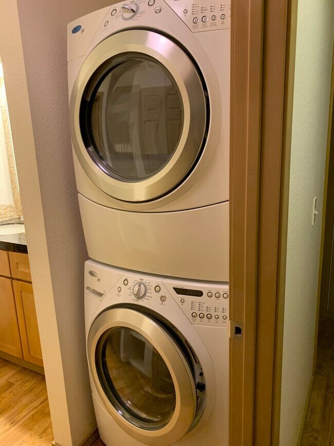 Building Photo - AVAILABLE NOW!! West side - 2 Bdrm, 1 Bath