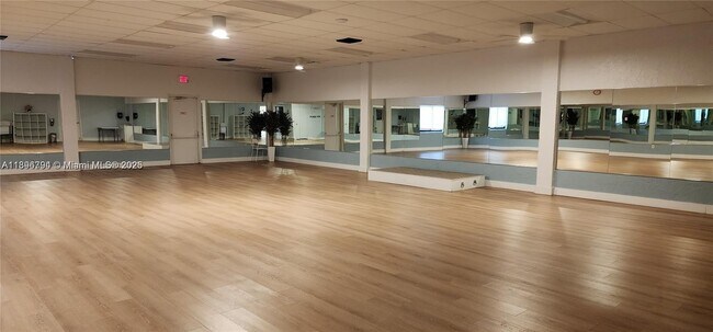Building Photo - 301 Racquet Club Rd