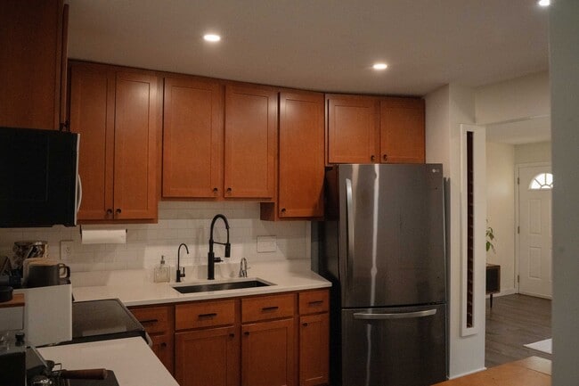 Building Photo - 1900 Mitchell Terrace