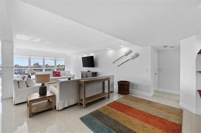 Building Photo - 9102 W Bay Harbor Dr