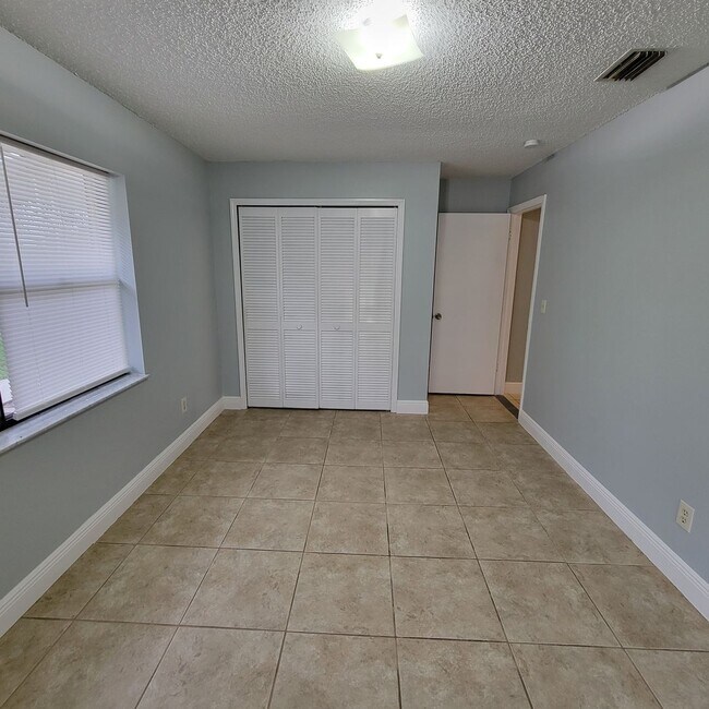 Building Photo - Charmin 3/1 Duplex In Groveland FL