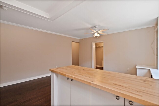 Building Photo - NEWLY RENOVATED West End/Dupont Efficiency!