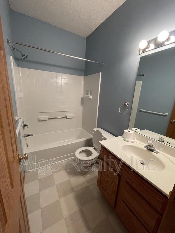 Building Photo - 1694 Oakbrooke Ct