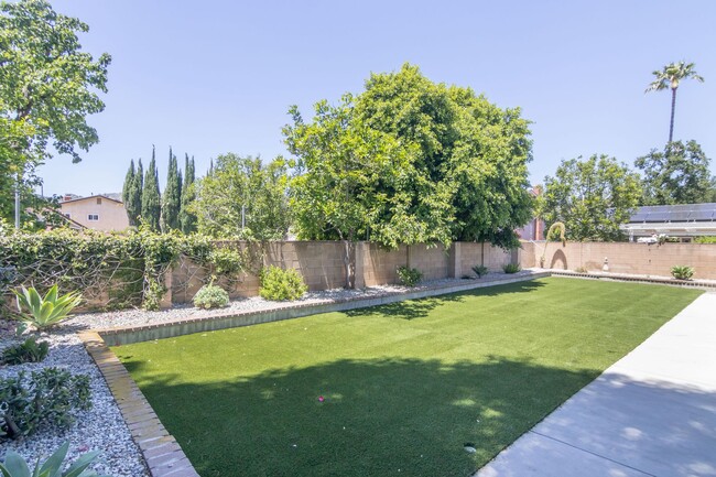 Building Photo - Charming 3-Bedroom Home on a Quiet Street ...