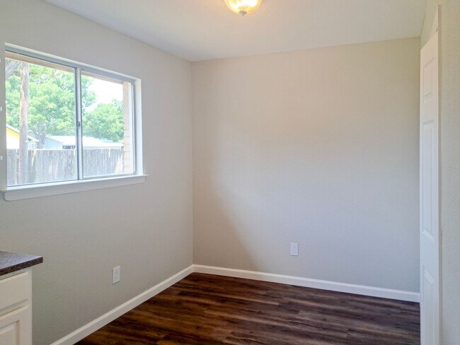 Building Photo - Spacious 3 bedroom 2 bath home w/ swimming...