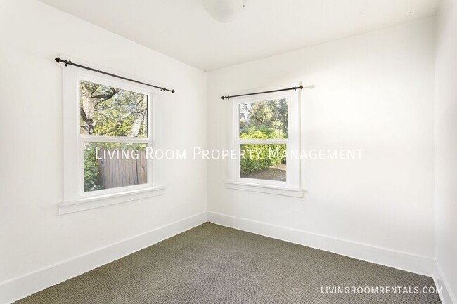 Building Photo - 2318 SE 72nd Ave