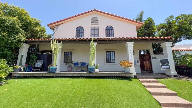 Building Photo - Enjoy Half Off Your First Month's Rent! 3-bedroom, 2.5-bath Split-Level Condo