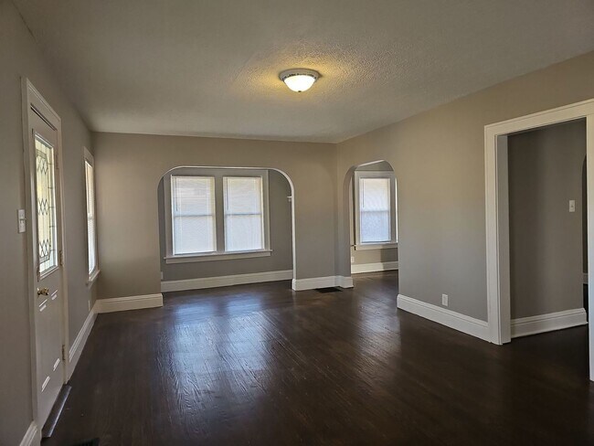 Building Photo - **$1000 Deposit Special** 4539 Mayhew Ave ...