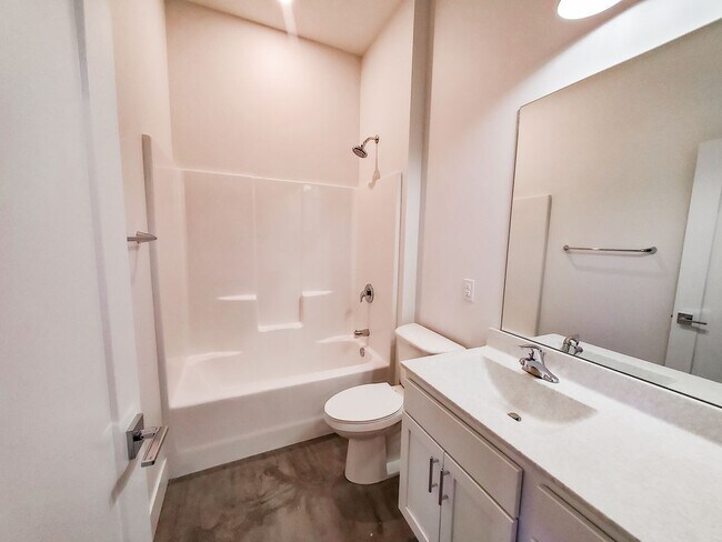 Building Photo - Exposed Brick 1-Bedroom Apartment at a Great Price!