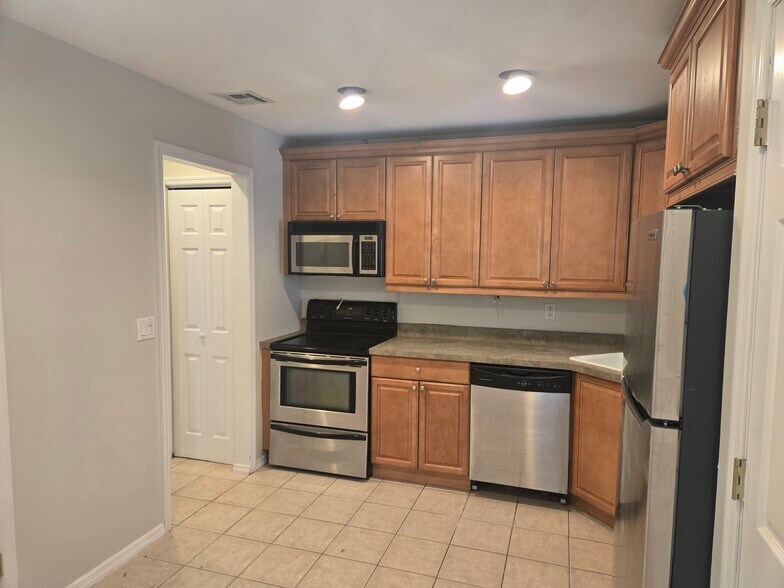 Building Photo - 68 Scarlett Dr