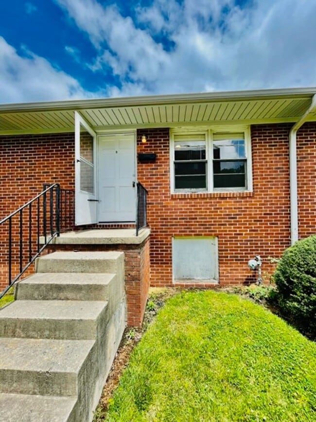 Building Photo - 1BR/1BA UNCG CAMPUS