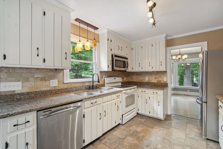 Building Photo - 7445 Deer Track Dr