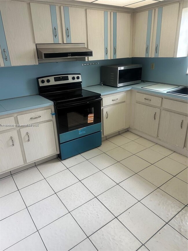 Building Photo - 5360 Fletcher St