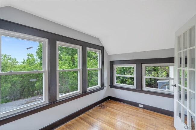 Building Photo - 944 Bellevue Ave