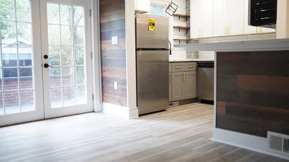 Building Photo - 3370 Parkview Ave