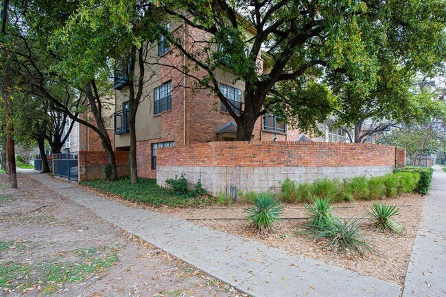 Building Photo - 2217 San Gabriel St