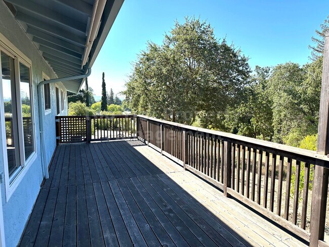 Building Photo - Beautiful 5 Bed, 2 Bath, 2,066 Sqft Pleasa...