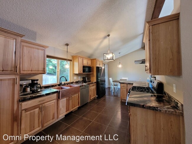 Building Photo - 3 br, 2 bath House - 724 B Street