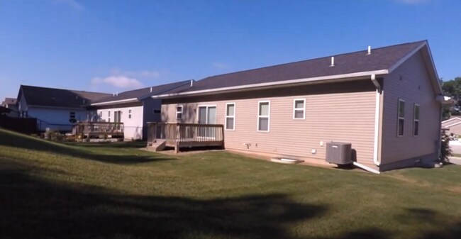 Building Photo - 4 Bedroom Home in Mackinaw Village