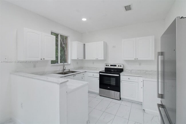 Primary Photo - 1543 SE 24th Ct
