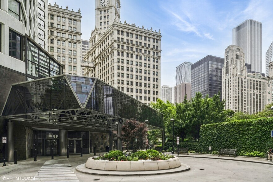 Primary Photo - 405 N Wabash Ave