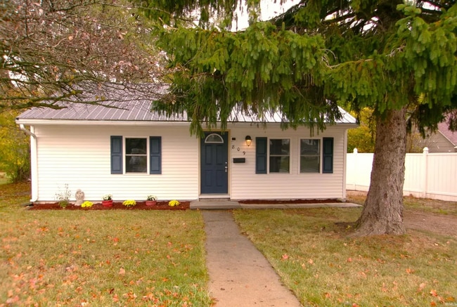 Building Photo - 809 Mercer Ave