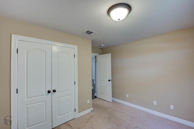 Building Photo - 421 Jordan Dr
