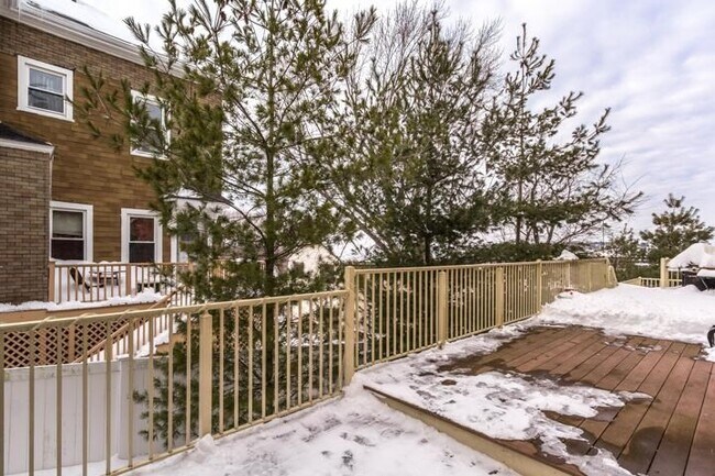 Building Photo - 142 Bigelow St