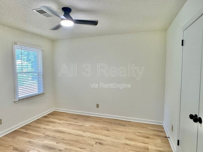 Building Photo - 713 Dubuque Dr