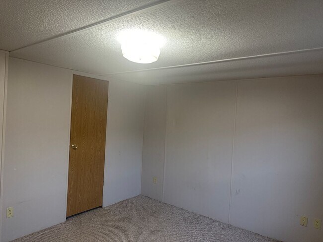 Building Photo - Quaint 2 BR/1BA mobile home located in downtown Divernon!