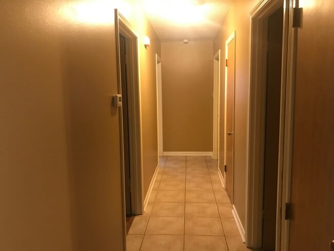 Building Photo - 3/2/2 Fenced yard , pet friendly