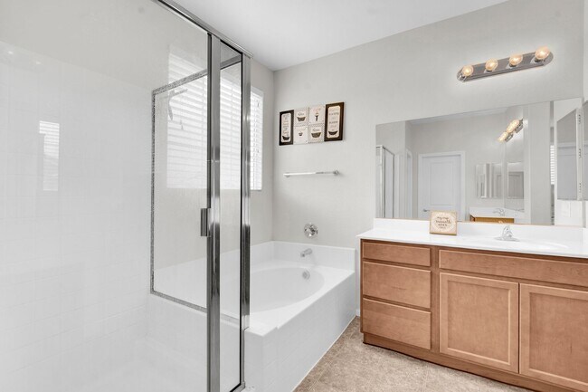 Building Photo - ADORABLE 4 BEDROOM HOME NEAR HOLLYWOOD & E SAHARA!