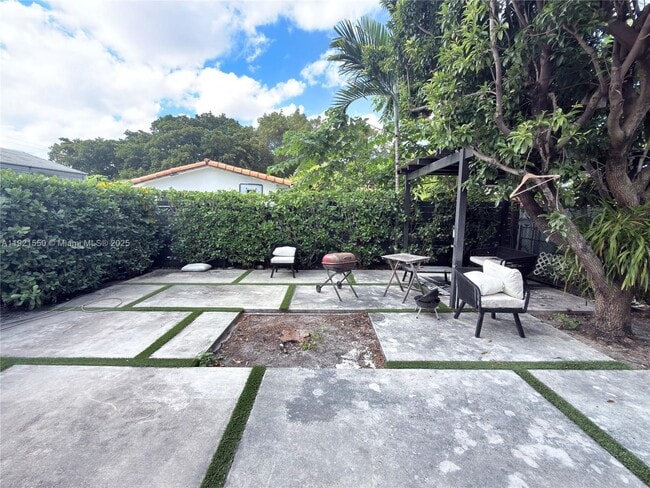 Building Photo - 2750 SW 28th Ct