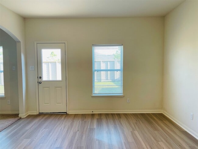 Building Photo - 11042 Hillside Creek Dr