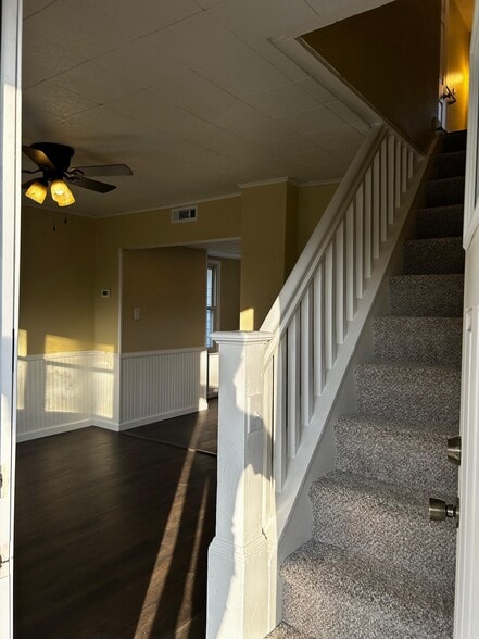 Building Photo - 444 Main St