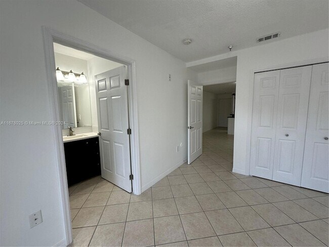 Building Photo - 2734 Bird Ave