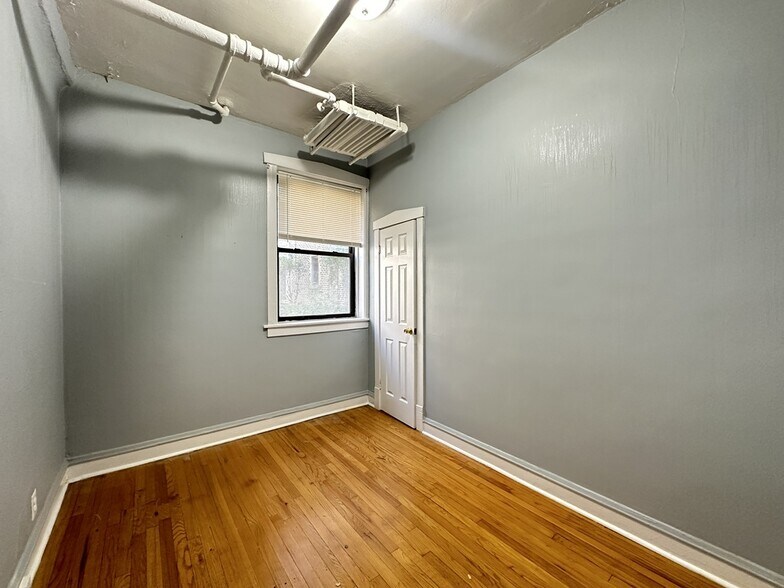 Building Photo - 1321.5 W Estes Ave