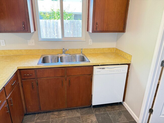Building Photo - Updated 2 bedroom 1 bathroom dulpex in Springfield!
