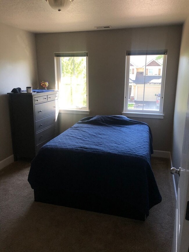 Building Photo - SW Bend Home with Upgrades!