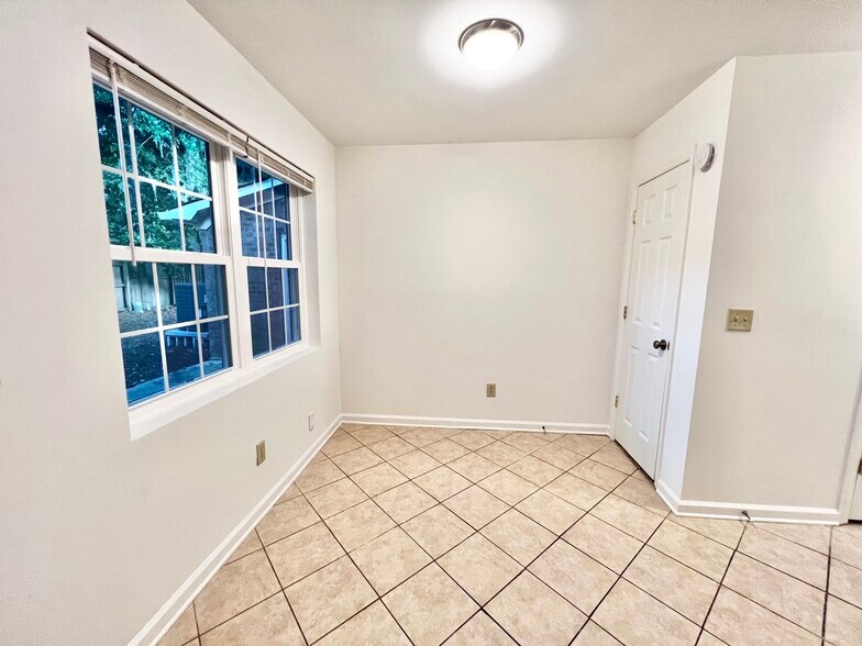 Kitchen/Dining - 274 Fleming Rd