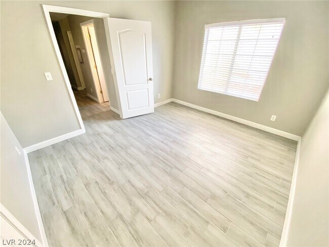 Building Photo - 1900 N Torrey Pines Dr