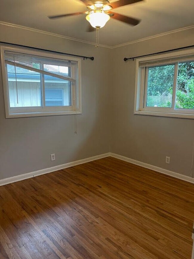 Building Photo - Well Maintained Mid Town Bungalow!