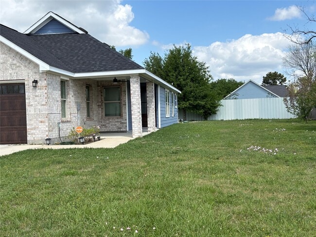 Building Photo - 16210 Longwood Spr