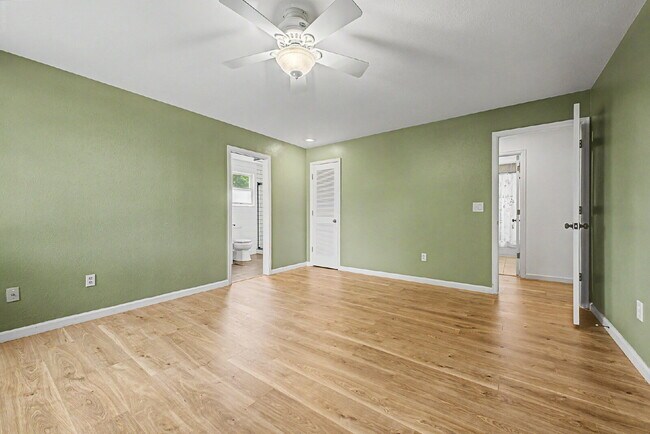 Building Photo - "Spacious 4-Bedroom Oasis with 4 Full Baths in Prime Englewood Location – 3306 Sq. Ft. of Comfort...
