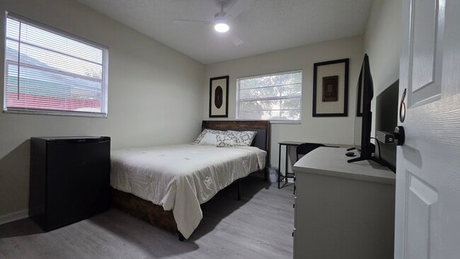 Building Photo - 1343 Poppy Ave