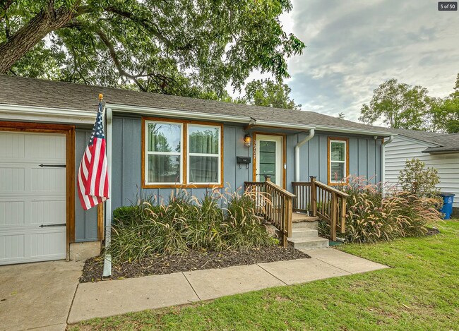 Building Photo - 2 Bed | 2 Bath in Midtown!