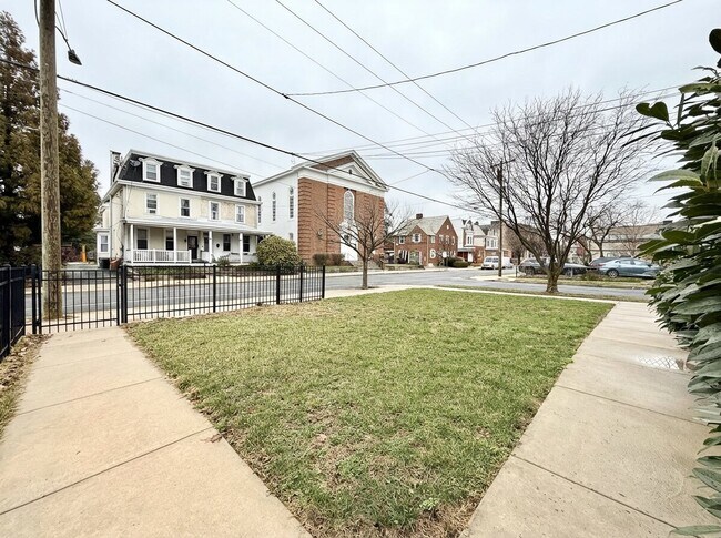 Building Photo - 451 Green Ln